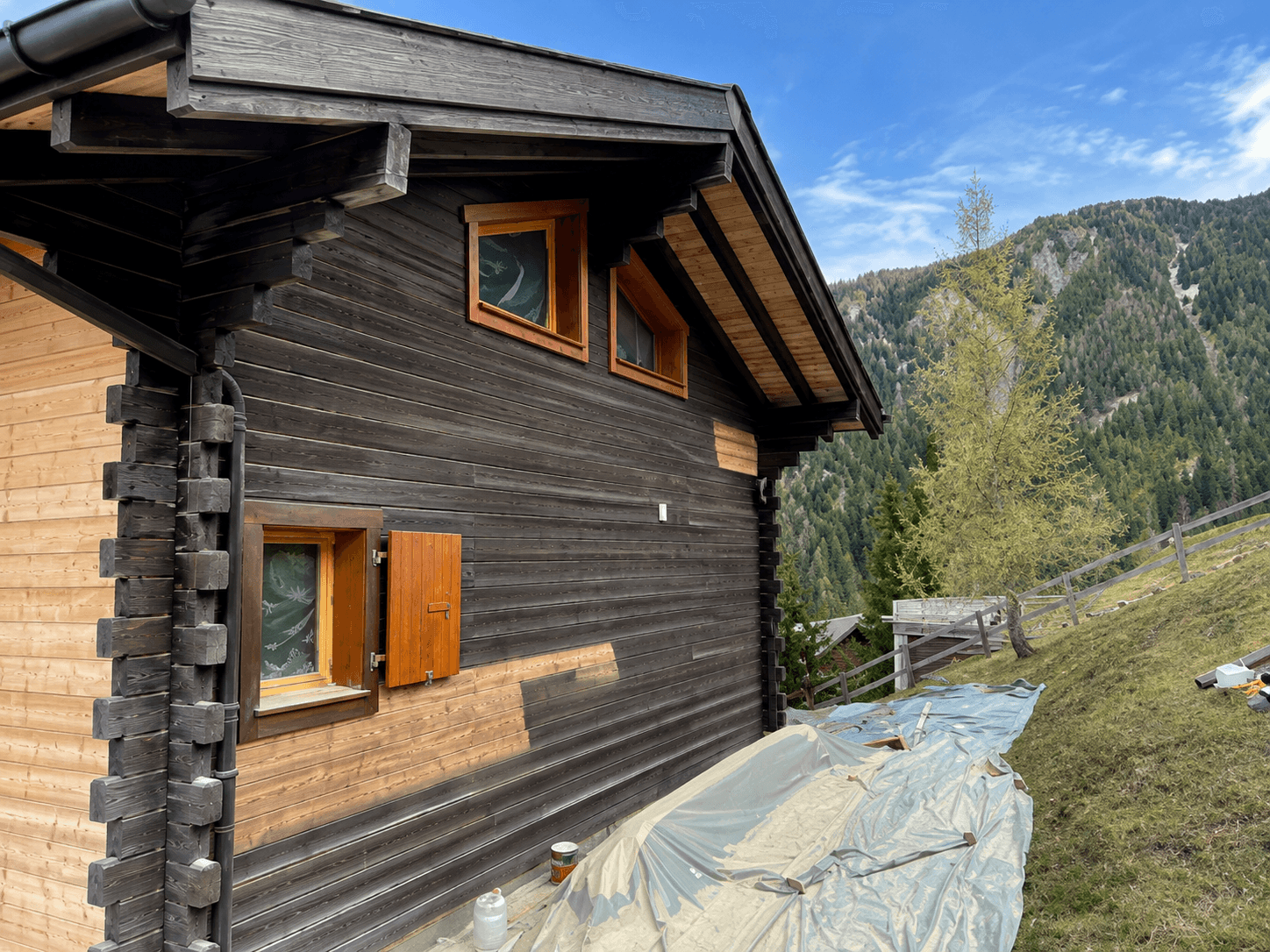 Boiseries extérieures du chalet à La Tzoumaz avant restauration