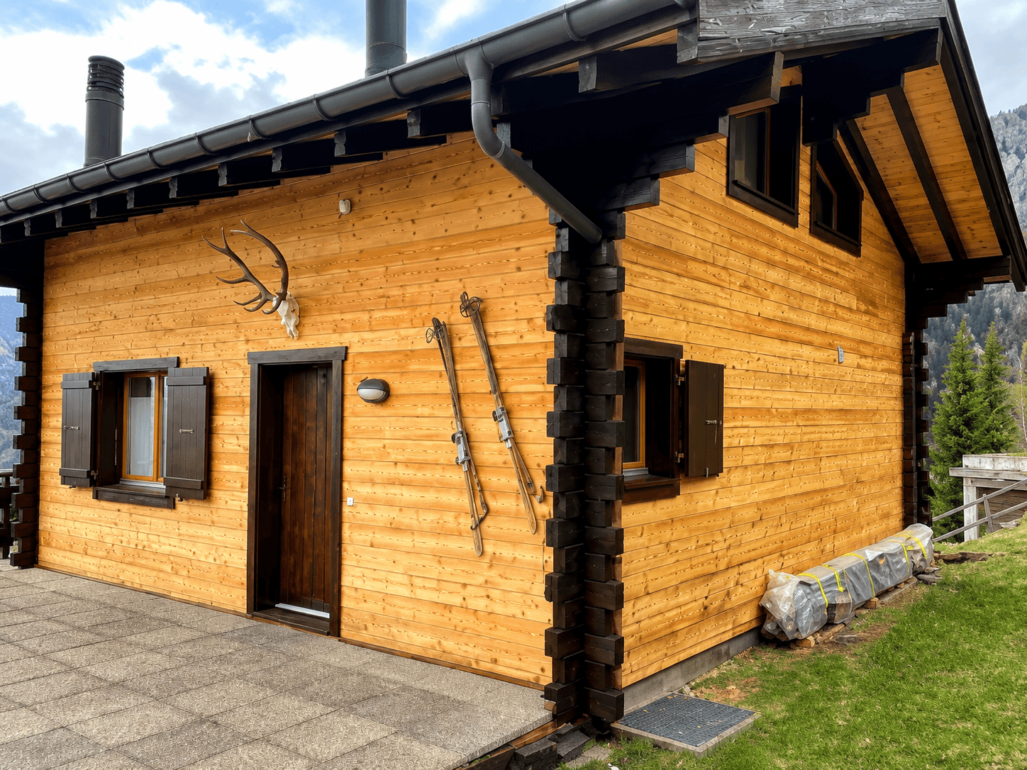 Boiseries extérieures restaurées du chalet à La Tzoumaz