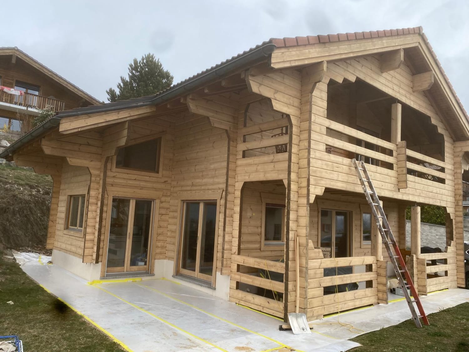 Boiseries extérieures du chalet à Savièse avant restauration