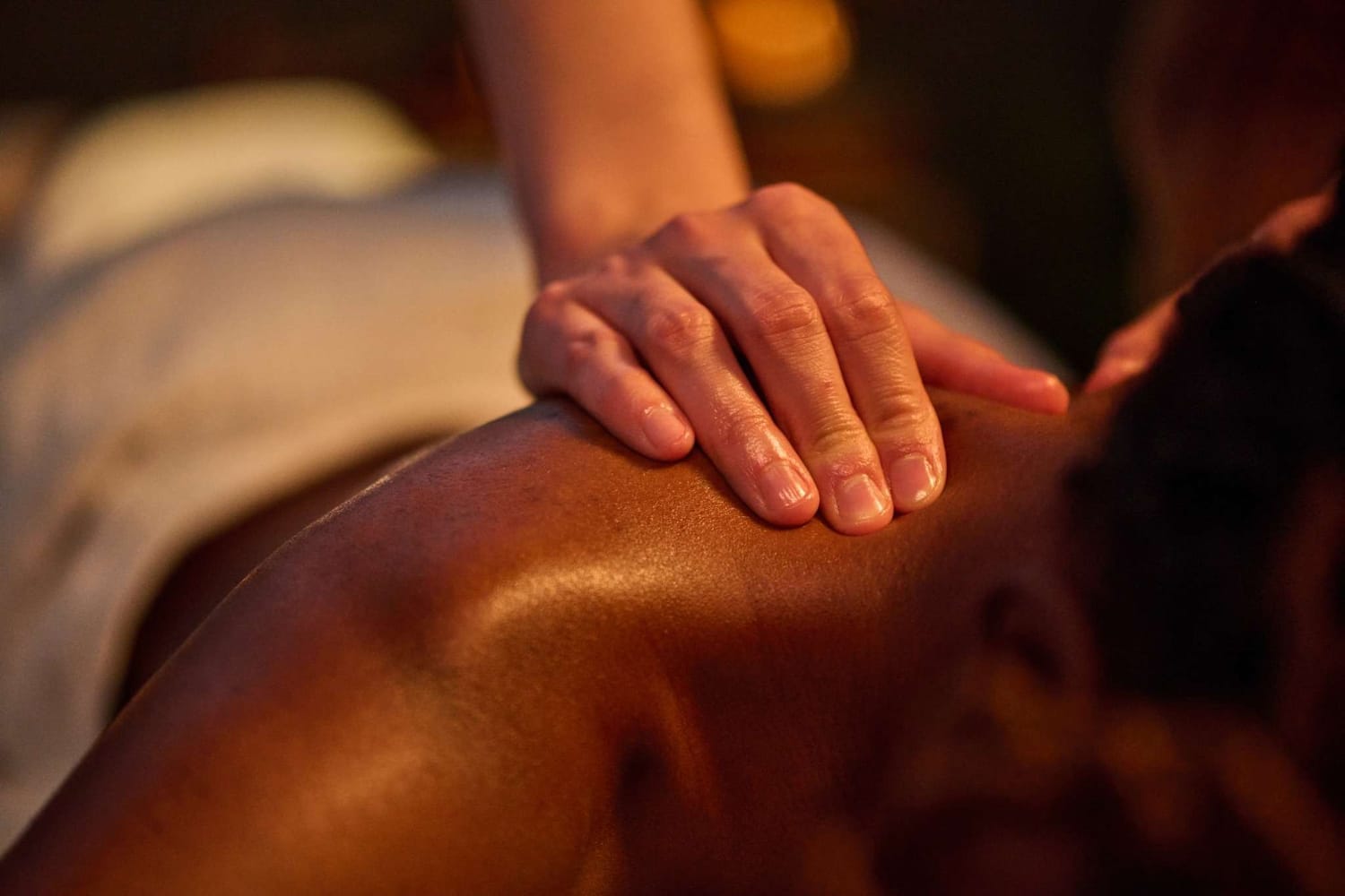 Massage du dos et réflexologie plantaire aux huiles essentielles bio à Arcangues – détente profonde et relâchement des tensions