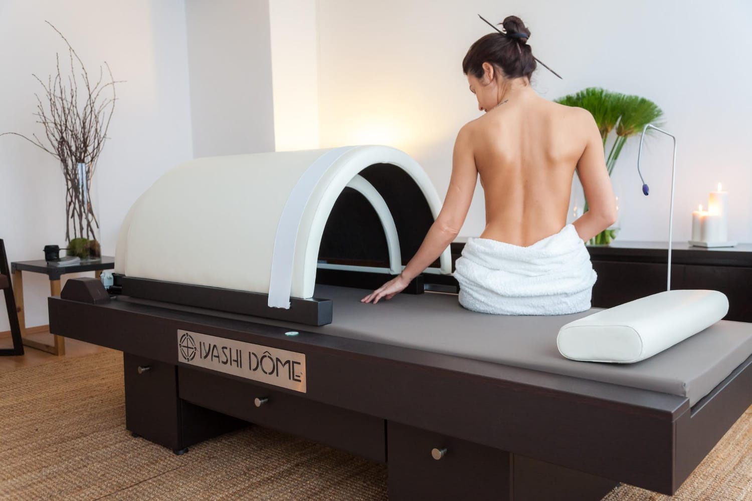 Femme allongée dans un sauna japonais Iyashi Dôme à Arcangues