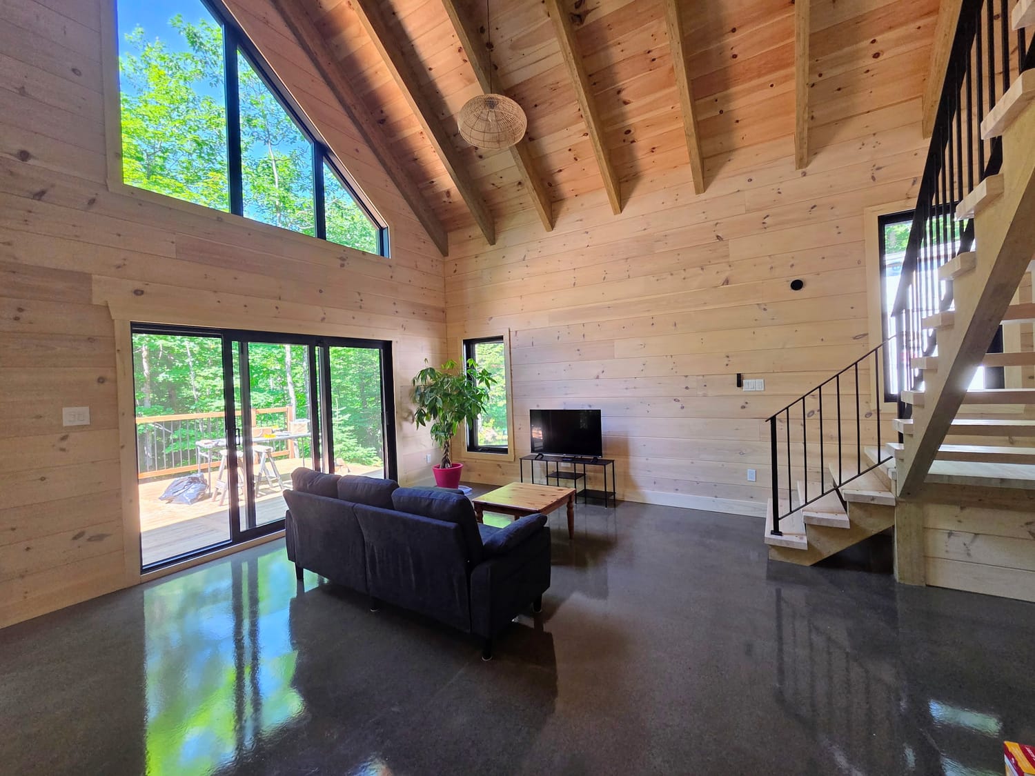 L'int&eacute;rieur chaleureux du chalet, plafond cath&eacute;drale en bois