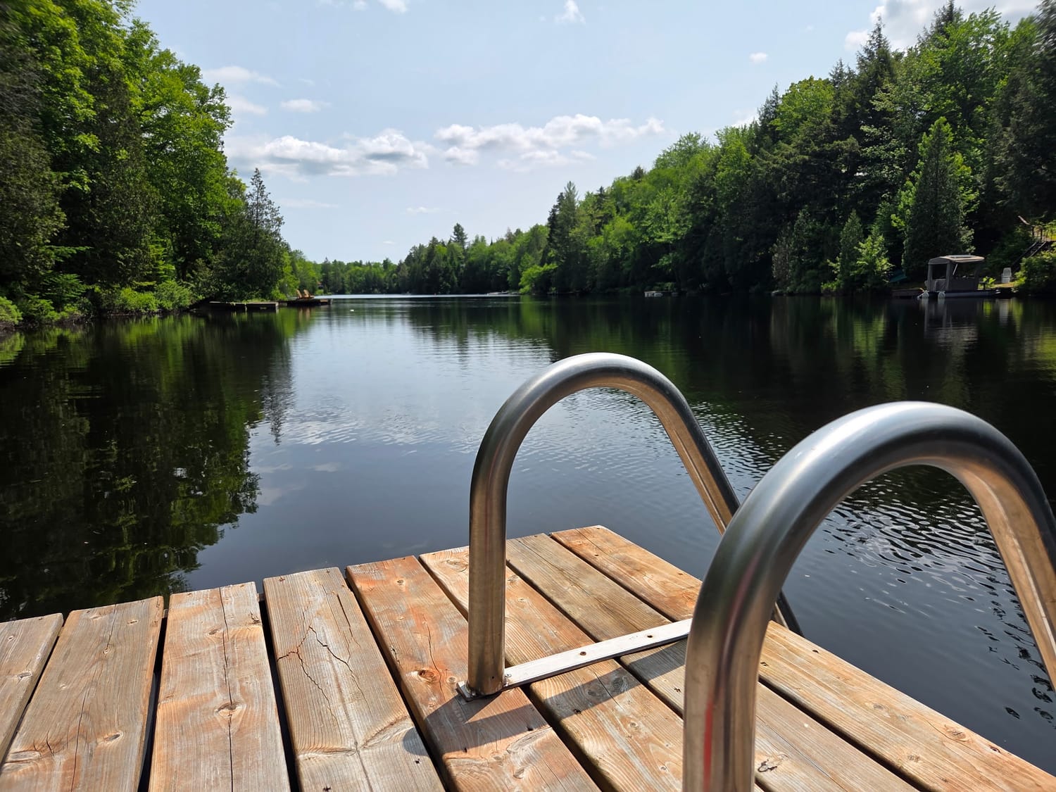 Le quai et le lac entour&eacute; de for&ecirc;t &agrave; St-Flore