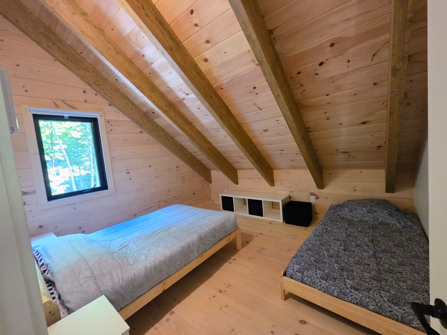 Chambre sous les combles avec deux lits