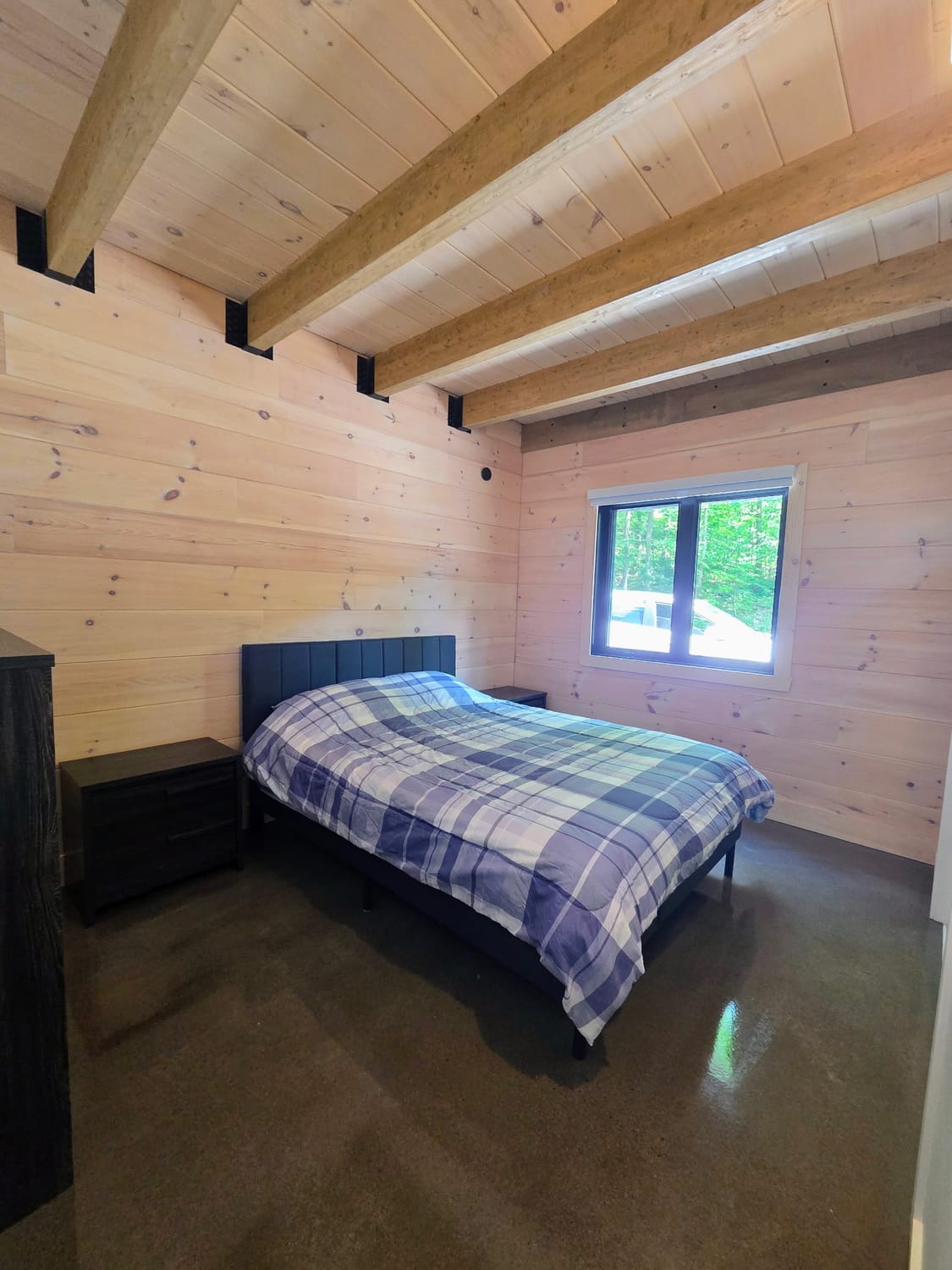 Chambre douillette aux murs de bois