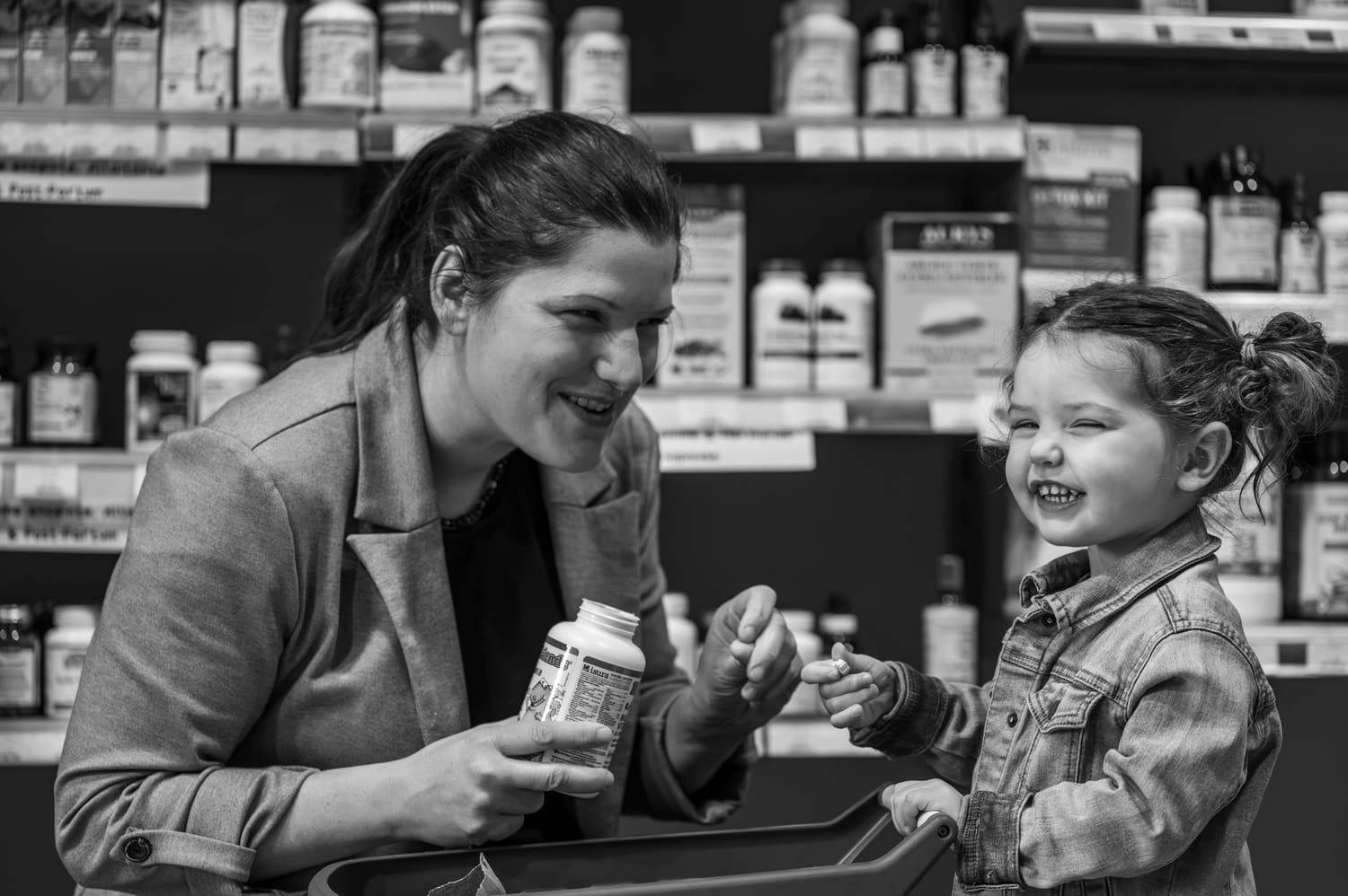 Audrey Hébert-Auger, naturopathe, avec sa fille Eva dans sa boutique de produits naturels
