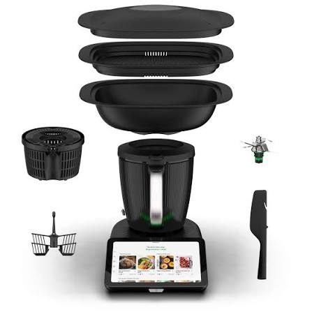 Thermomix avec son Varoma, son plateau et son panier de cuisson empilés pour cuire sur plusieurs étages