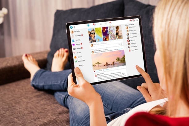 how to curate content, social media feed