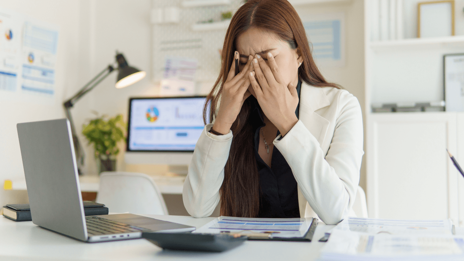 Avant : entrepreneur stressé par les démarches administratives