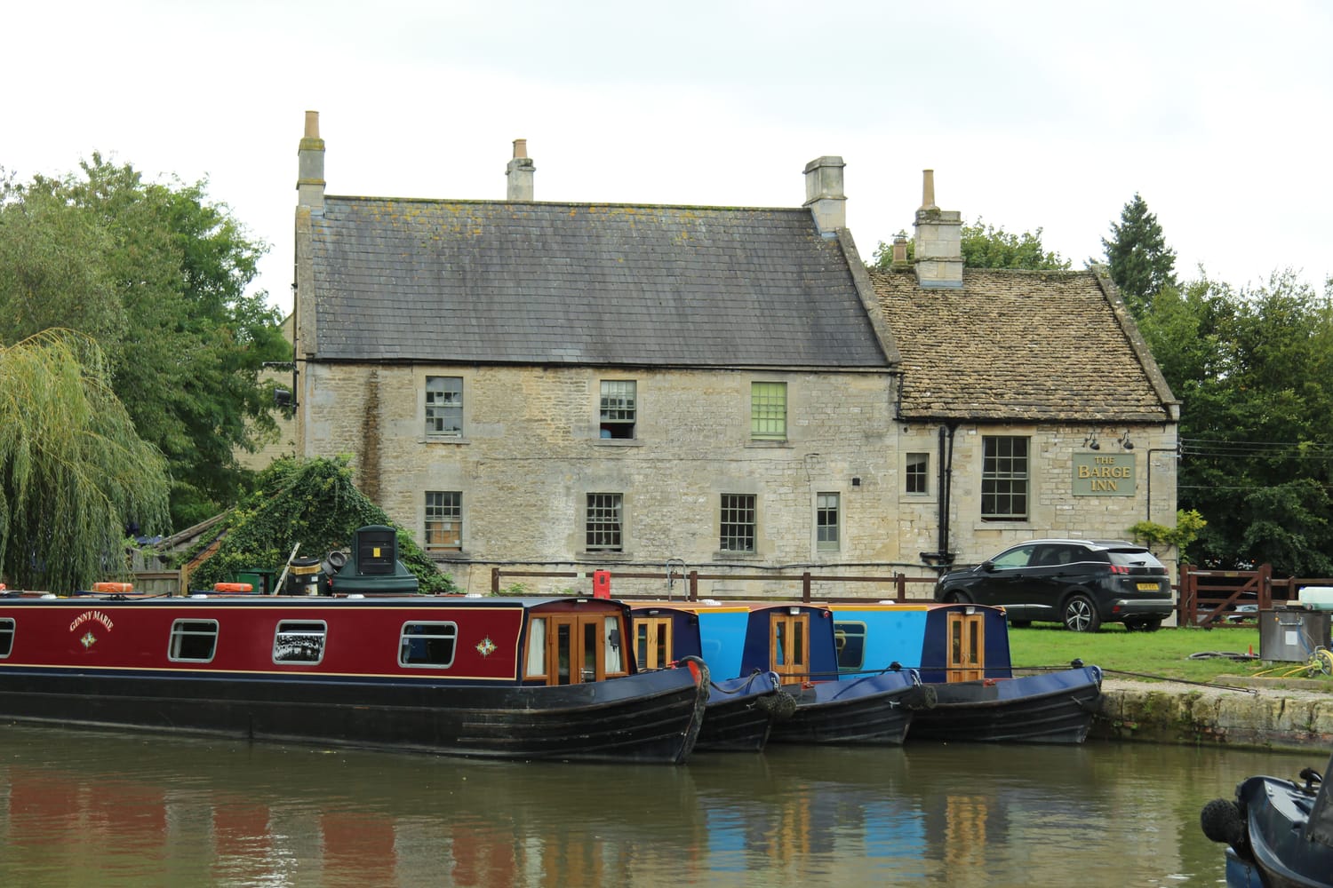 Canal boats docked beside the historic inn at Bradford on Avon