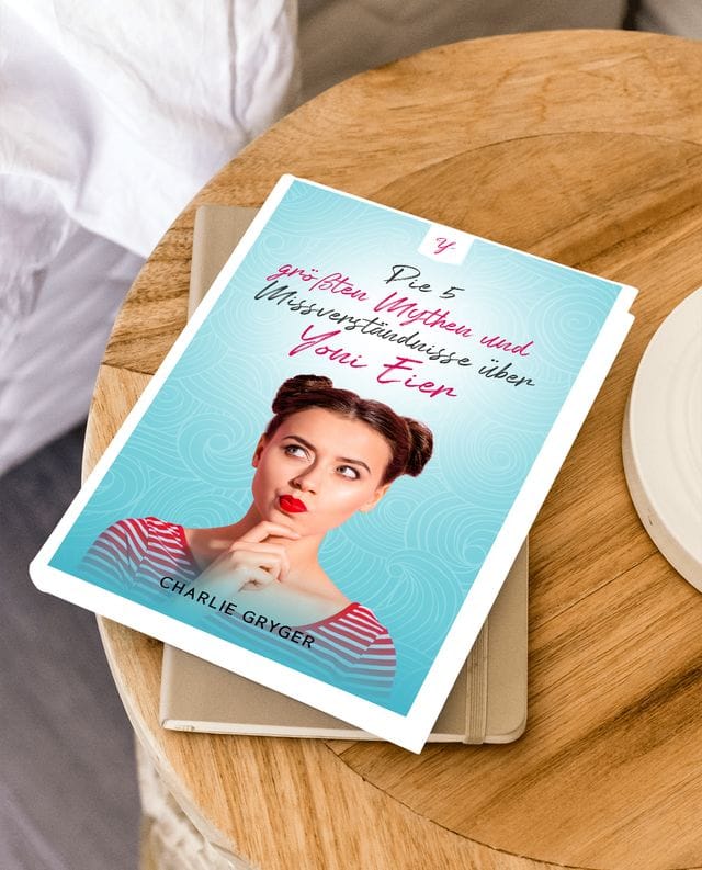 Buch Yoni-Ei Mythen entlarvt auf rundem Holztisch