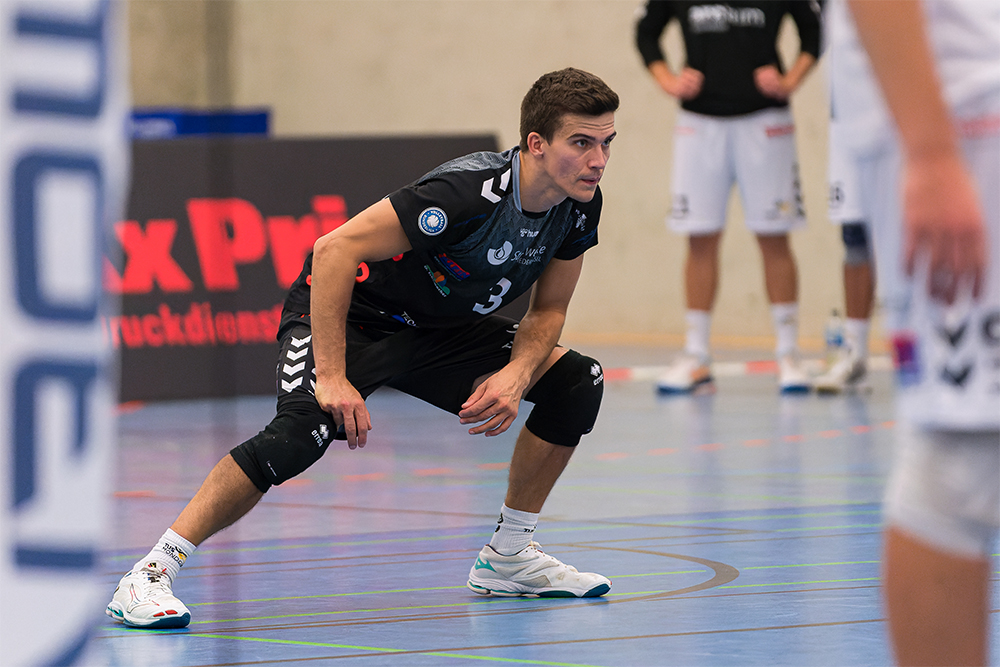 Lennart Bevers macht sich als Libero des TuS Mondorf für die Annahme bereit
