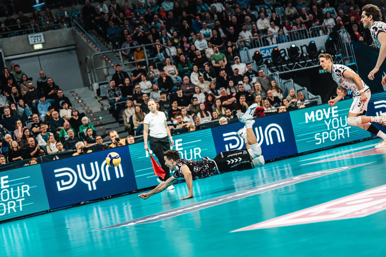 Lennart Bevers hechtet dem Volleyball hinterher beim DVV Pokalfinale 2025 in Mannheim.