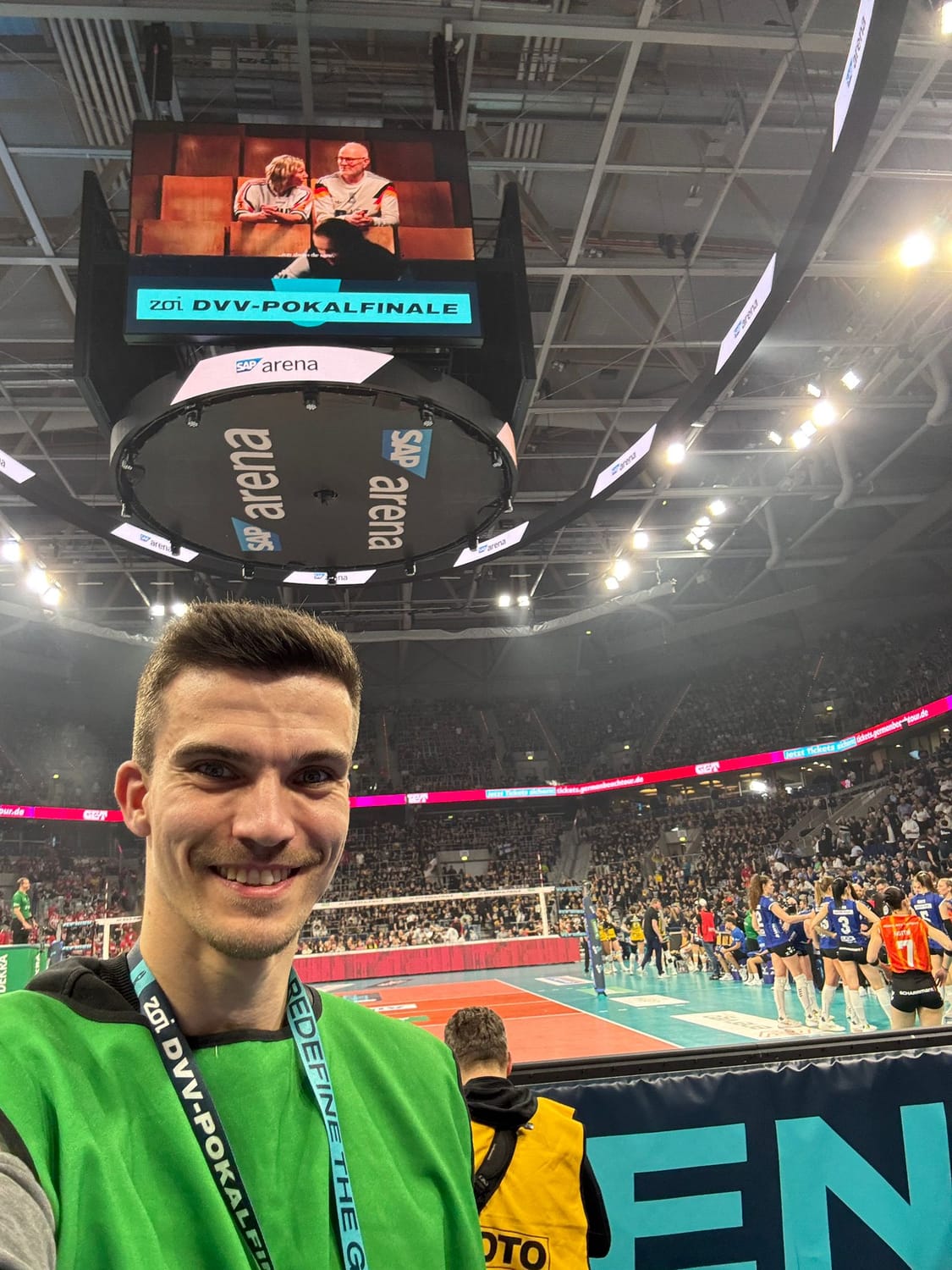 Lennart Bevers steht vor dem Video Würfel in der SAP Arena in Mannheim beim Zoi DVV Pokalfinale 2026.
