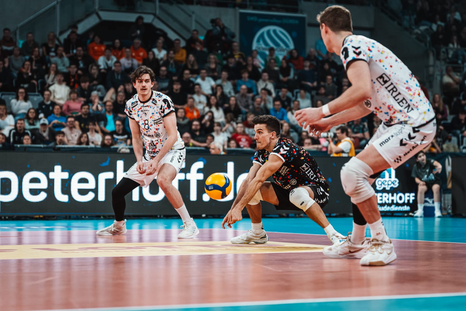 Lennart Bevers in der Annahme beim Volleyball DVV Pokalfinale 2025.