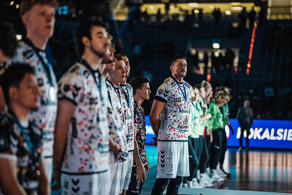 Lennart Bevers steht mit den Teamkollegen der swd powervolleys Düren bei der Siegerehrung des DVV-Pokalfinals 2025.