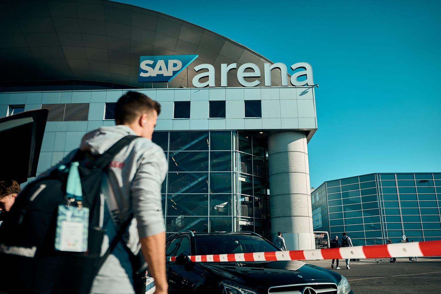 Lennart Bevers kommt an der SAP Arena in Mannheim an. DVV-Pokalfinale 2025.