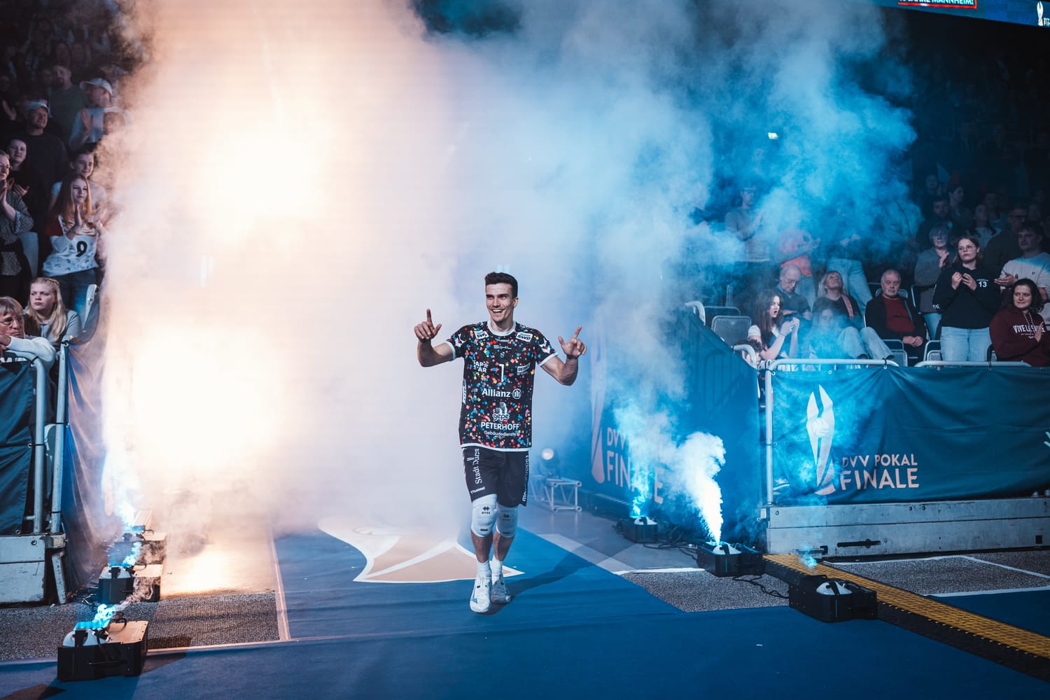 Lennart Bevers läuft in die SAP Arena ein beim DVV-Pokalfinale 2025 in Mannheim.