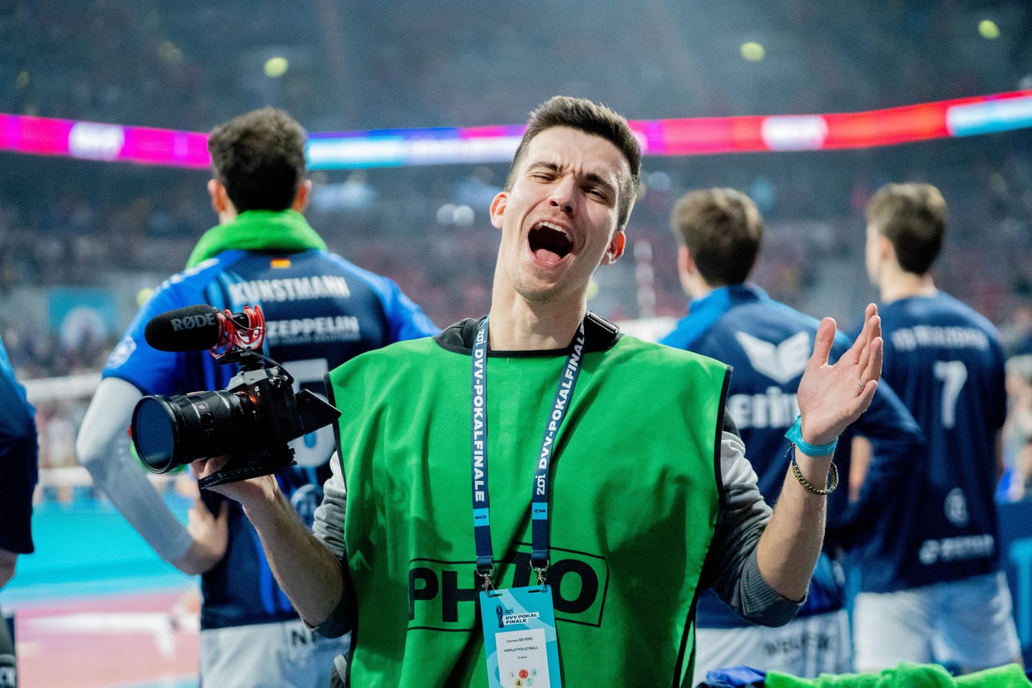 Lennart Bevers beim Zoi DVV Pokalfinale 2026 mit Kamera in der Hand hinter der Ersatzbank des VfB Friedrichshafen.
