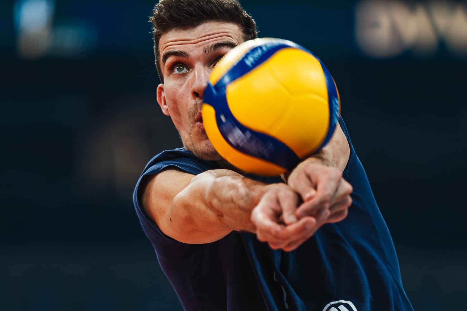 Lennart Bevers baggert einen Volleyball im Training vor dem DVV-Pokalfinale 2025.