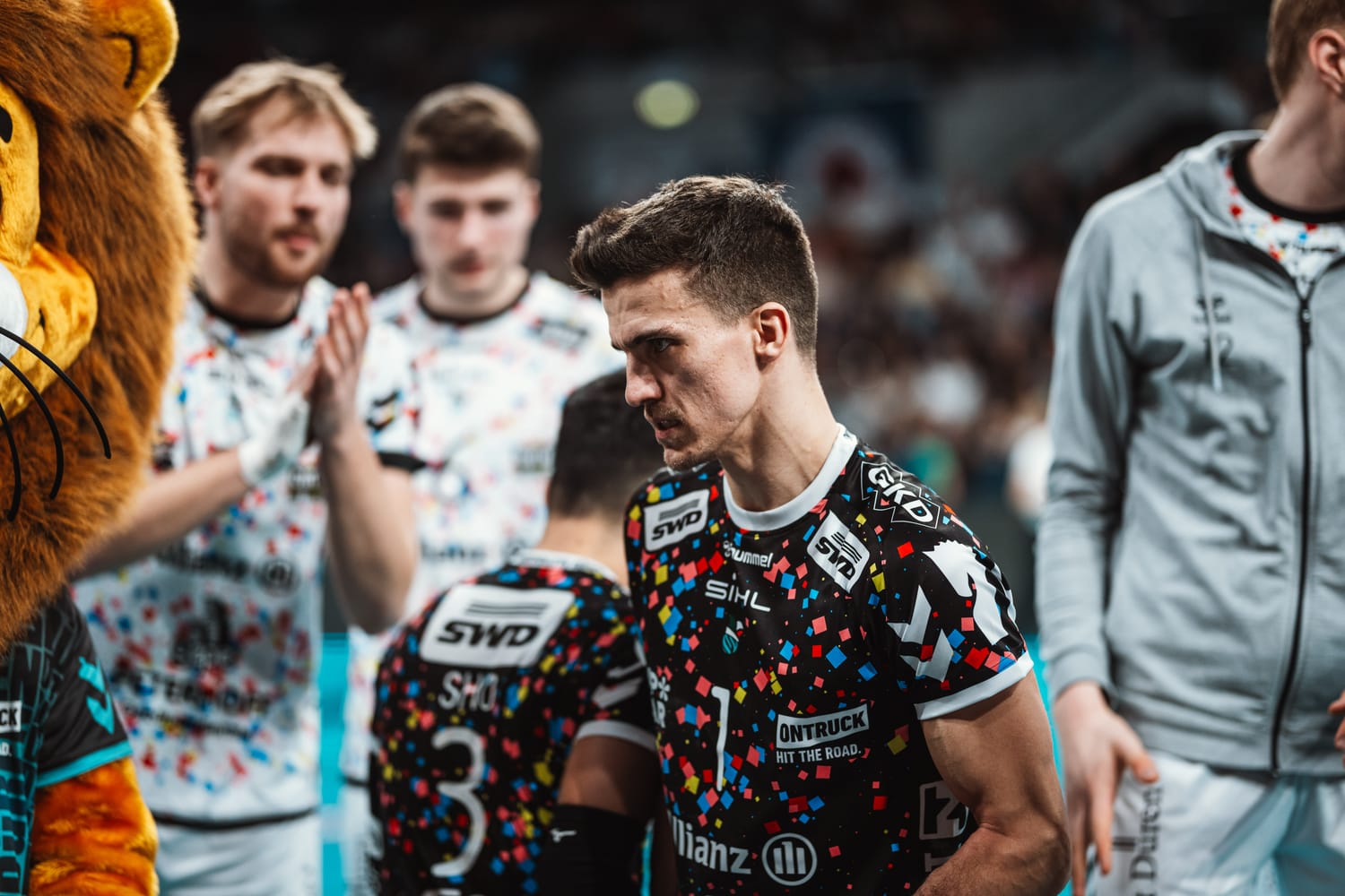 Lennart Bevers in der Auszeit der swd powervolleys Düren beim DVV-Pokalfinale 2025