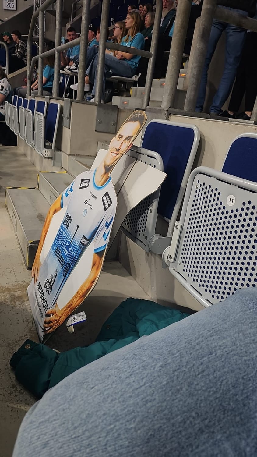 Der Pappaufsteller von Lennart Bevers war ein tolles Zeichen der Dürener Fans beim DVV-Pokalfinale 2025