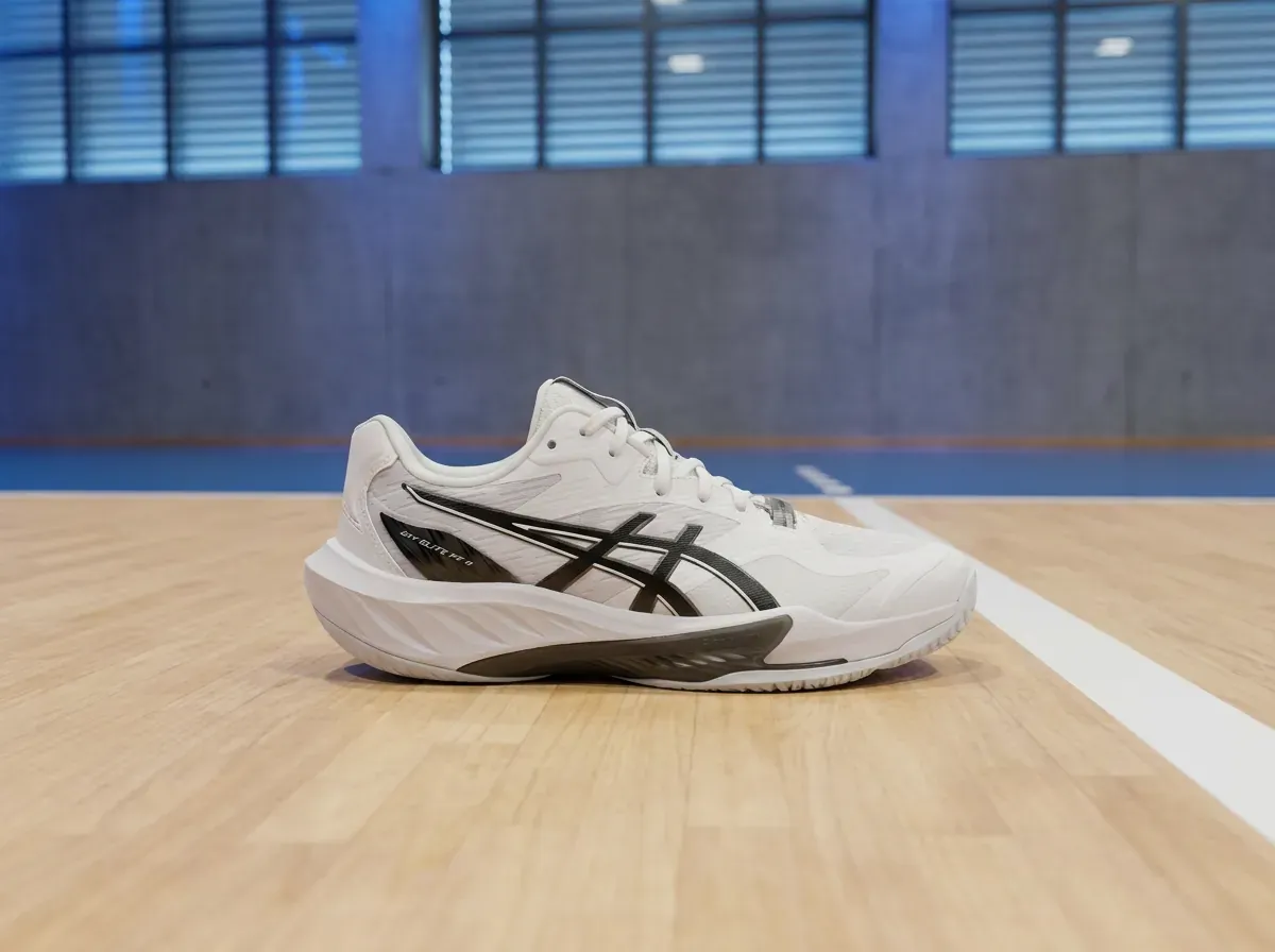 Asics Sky Elite FF 4 Volleyballschuh im Seitenprofil auf dem Hallenboden