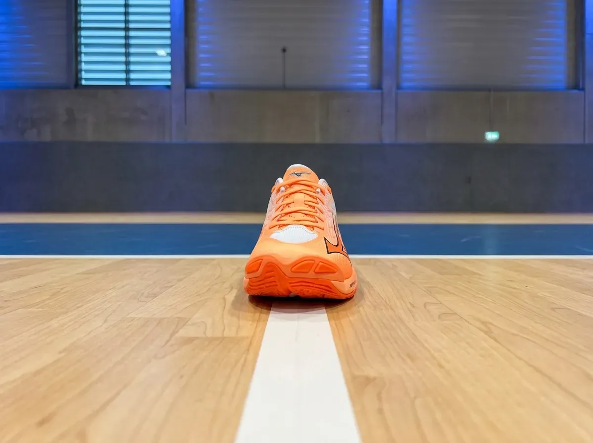 Mizuno Wave Lightning Elite Volleyballschuh frontal aus Bodenhöhe auf dem Hallenboden