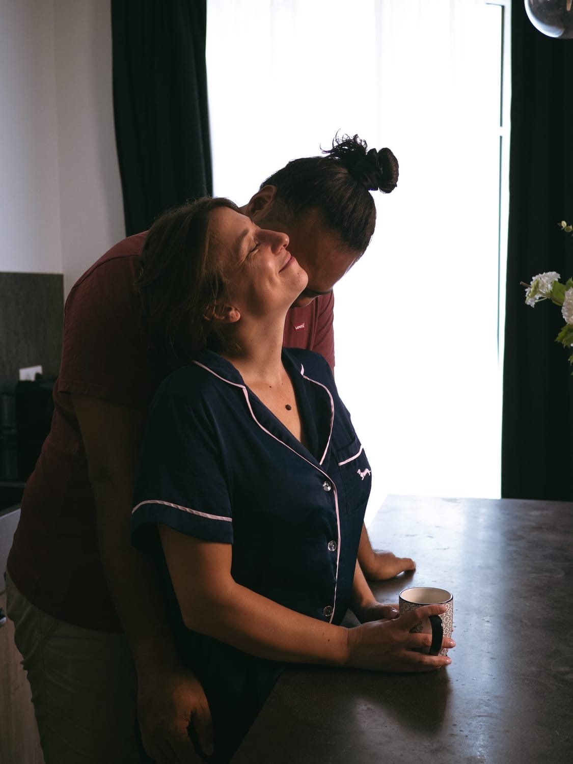 Un couple tendrement enlacé, elle sourit