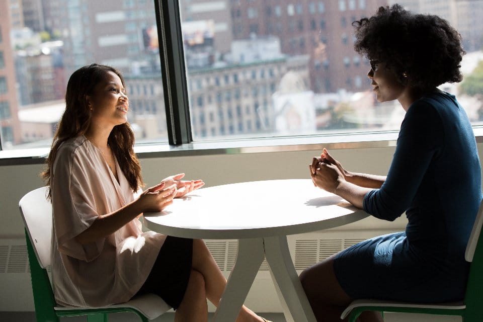Consultation de numérologie thérapeutique : écoute bienveillante entre deux personnes