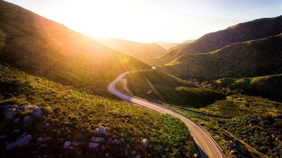 Chemin lumineux au lever du soleil, symbole des potentiels qui s'ouvrent