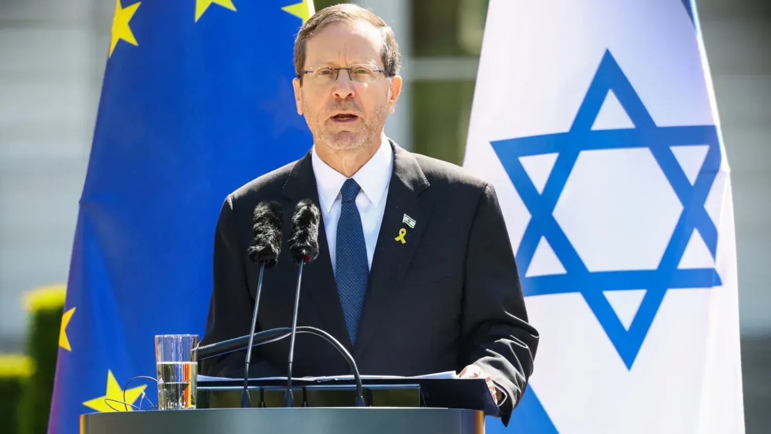 Donald Trump’s New H-1B Visa Plan: “Train Americans, Then Go Home” – Full Coverage, Deep Analysis & Global Impact