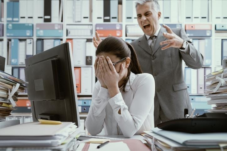 No tendrás jefes insoportables ni horarios rígidos; sólo tendrás libertad para hacer tu propia agenda e incluso disfrutar del descanso cuando quieras mientras sigues ganando dinero