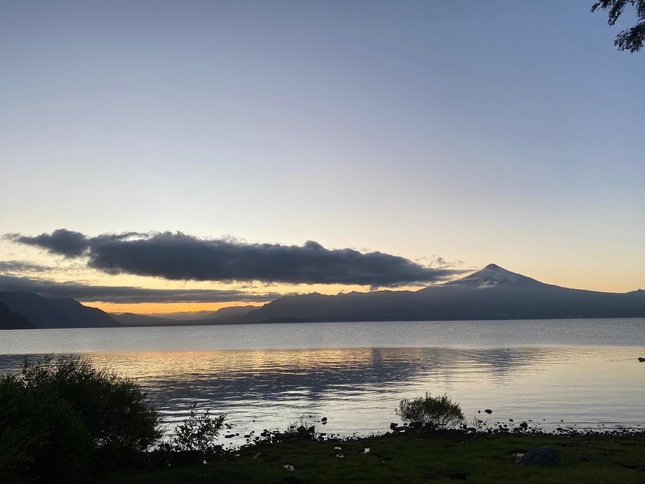 Playa y orilla del lago Villarrica