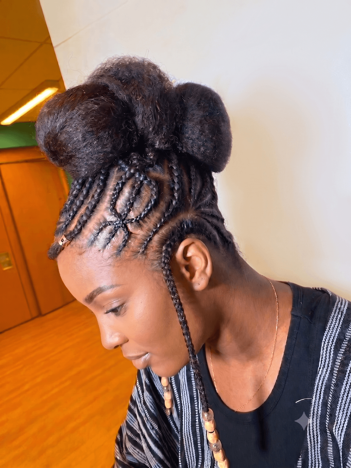 Finition nette d'une tresse afro