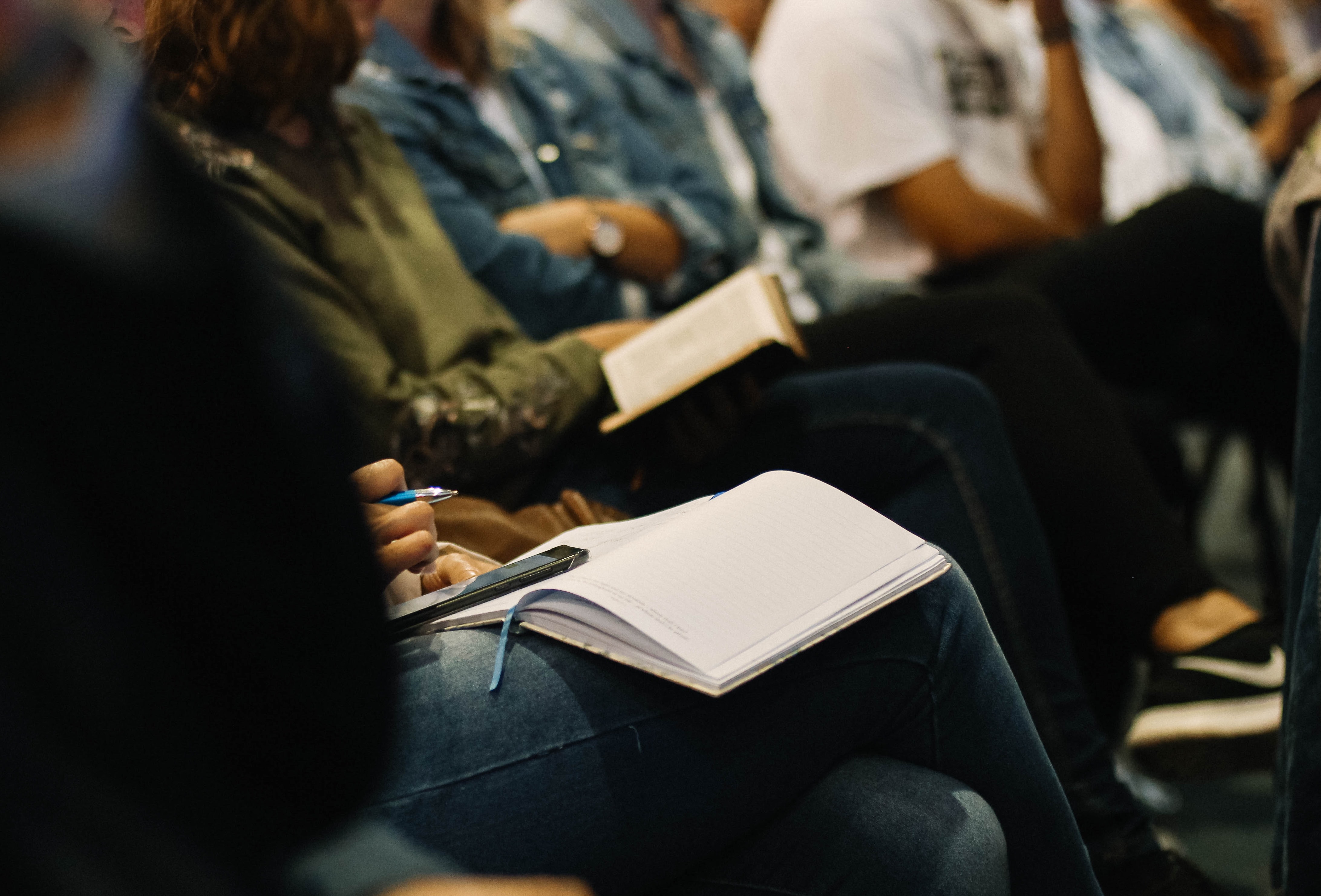 AUDIENCE BUILDING - STAGE PRESENCE CENTRAL - DEBORAH CLAIRE PROCTER © Sincerely Media / Unsplash- 