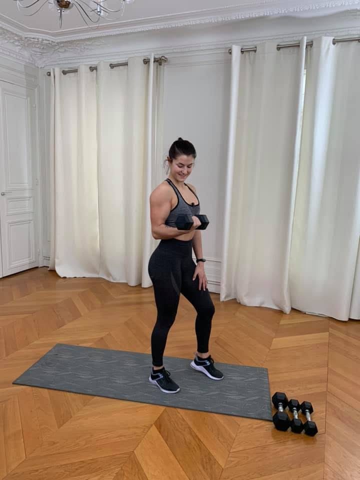 Femme s'entraînant à la maison