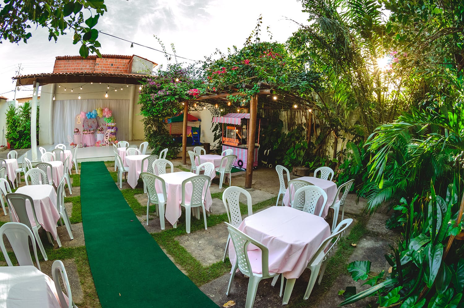 Aniversario de 1 aninho com mesas e cadeiras 