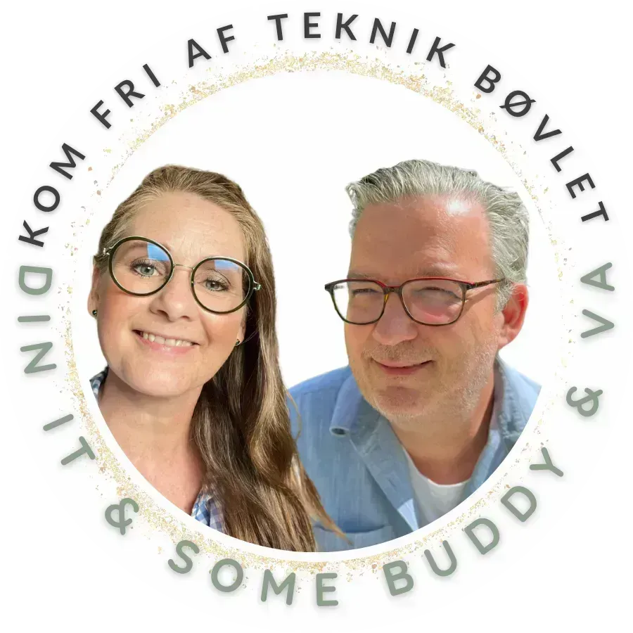 Rundt logo med et hvidt felt i midten og en kant med teksten "KOM FRI AF TEKNIK BØVLET" øverst og "DIN IT & SOME BUDDY & VA" nederst, skrevet i store bogstaver. Inde i cirklen er der to personer: Til venstre Sandra Mouritzen, Din IT & SoMe Buddy, med langt, brunt hår trukket over den ene skulder, runde briller og et smil. Til højre Henrik Mouritzen, Virtuel Assistent, med kort, gråt hår, briller med mørke stel og en lyseblå skjorte. Begge ser venligt ind i kameraet. Baggrunden er fjernet, så personerne står mod en ren, hvid baggrund.