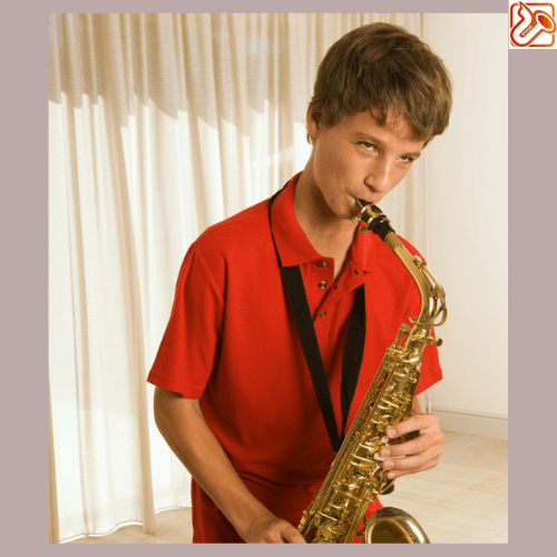 Élève travaillant sa technique instrumentale au saxophone