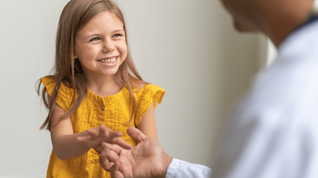 Petite fille chez le docteur