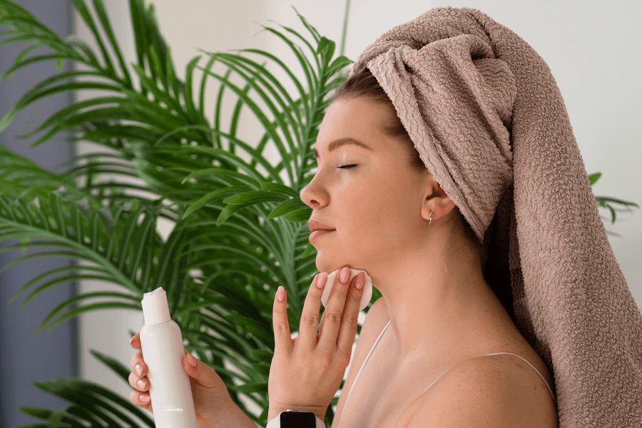 Femme se nettoie le visage durant skincare