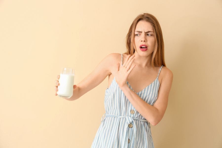 Femme intolérante aux produits laitiers