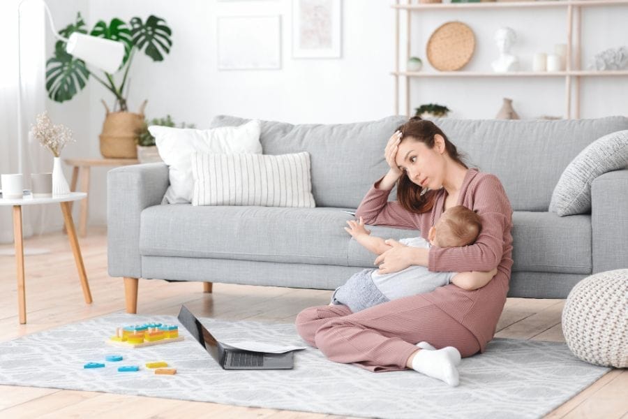 Jeune maman avec son bébé atopique en soucis
