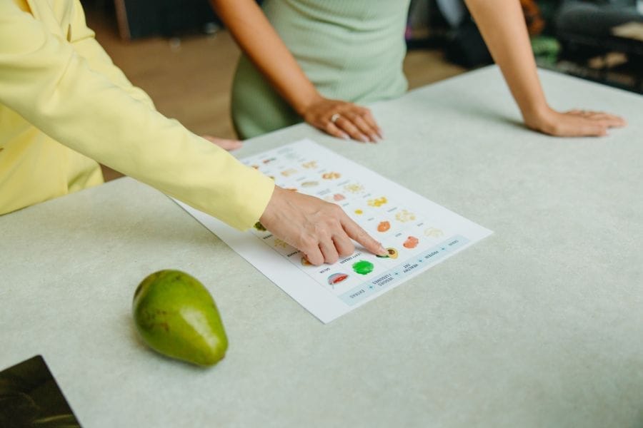 Nutritionniste qui montre sur un document l'avocat comme bon acide gras