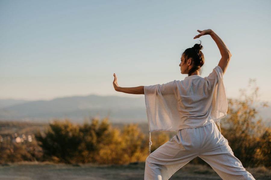 Femmes qui pratique le Tai chi dans la nature