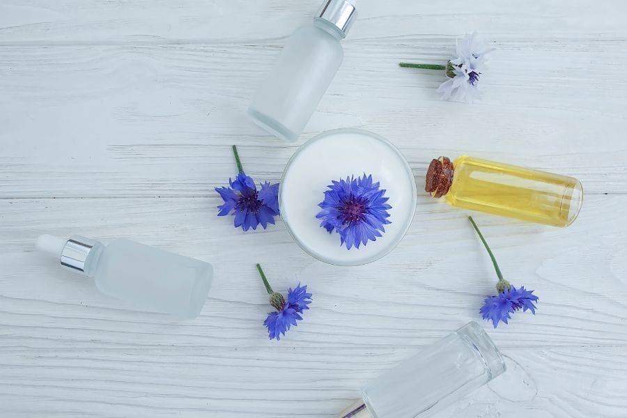 Fleurs de bleuet et flacons pour la dermocosmétique