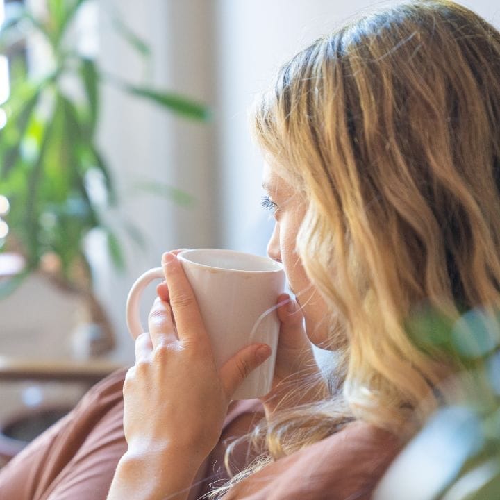 Femme blonde qui boit une tisane
