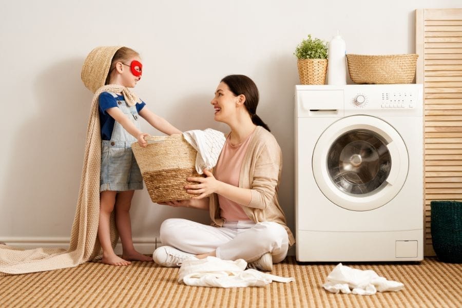 Maman et petite fille qui font la lessive