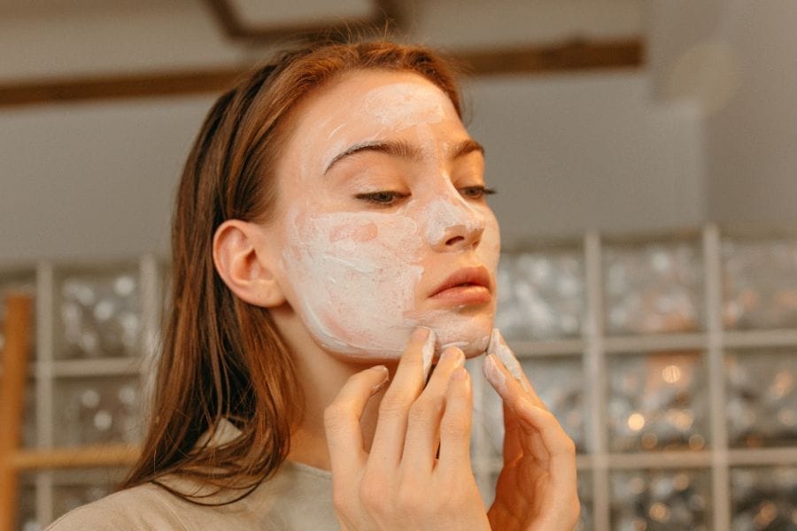 Skincare routine femme devant le miroir
